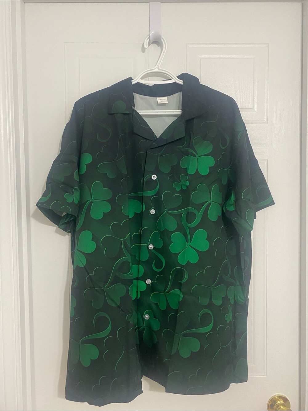 Men's Black & Green Shamrock Short-Sleeve Button Shirt